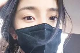 杨幂挑染绿发个性十足，玩下衣失踪秀美腿，持念佛计数器成亮点图片