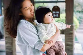 为了孩子上幼儿园，宝妈无奈成“新型啃老”，再孝顺也被现实打败图片