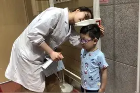 夜里把娃叫醒尿尿，还是让他戴纸尿裤睡觉？不同选择结果大不一样图片