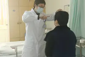 女子突变高低眉，原是驾车贪凉吹出面瘫图片