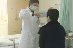 女子突变高低眉，原是驾车贪凉吹出面瘫图片