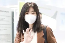 柳岩和好友周深现身机场，两人拥抱关系密切，穿亚麻西装好朴素图片