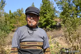 80岁老人，隐居深山，不与外界联系，养3条小狗作伴，看活成啥样图片