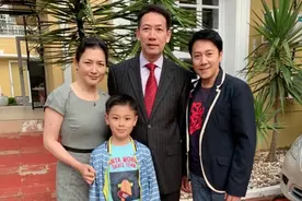 蔡国庆晒全家福，妻子罕见露面，曾苦追蔡国庆八年图片