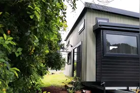 小时候总渴望住豪宅，但当我们一天天长大才发现，一间小屋足矣图片