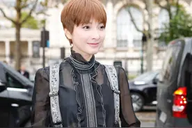 吴昕在国外的穿搭真洋气，黑色衬衫透出内衣，一头短发超有国际范图片