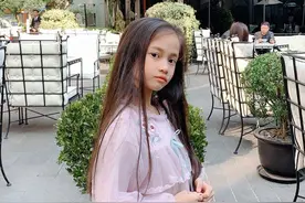 越南8岁女童模走红，长相酷似赵薇女儿小四月，妈妈是背后的伯乐图片