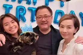 张国荣61岁前女友近况曝光，衣服老旧皱褶，与三婚老公似两代人图片