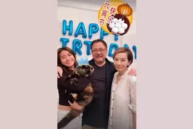 张国荣61岁前女友近况曝光，衣服老旧皱褶，与三婚老公似两代人图片