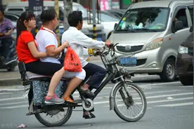 电动摩托车需要什么驾驶证 黄牌和蓝牌有什么区别 无证驾驶或将拘留图片