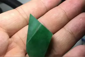 收藏两年之久的翡翠毛料，如今一番雕刻加工之后更是爱不释手！图片