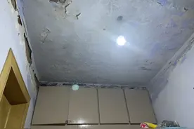 老旧小区改造，郑州一民房成了“水帘洞”？图片