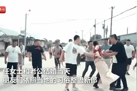 新郎遇婚闹被绑电线杆，新娘拿棍子帮其解围！网友：真解气图片