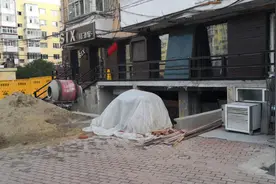 “酒吧一条街”上大多数酒吧都有违建，全拆除，能怪谁呢？图片
