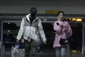 林更新携女友回家疑同居，主动为对方提重物，女方长相清纯颜值高图片