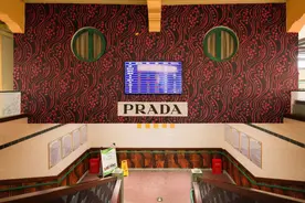 Prada在上海开了个菜市场？网友：这估计是我唯一买得起的Prada了图片