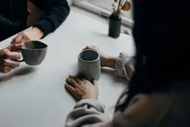 男人有这3个表现，证明他只想撩你，并不喜欢你，只会耗着你图片