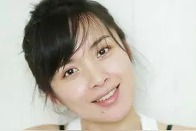 因拍吻戏，李佳被豪门老公抛弃，最后被靳东宠成“小公主”图片