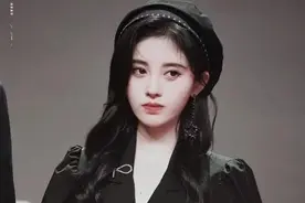 鞠婧祎开了10级瘦腿特效？腿细得跟牙签一样，连裙子都被P歪了图片