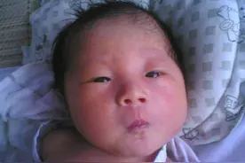 刚出生的小婴儿，这3件事情安排上，宝宝的生存本能立马激发图片