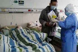喂水、喂饭、换尿袋……一家三口感染新冠肺炎，47岁儿子住进同一病房成贴心小棉袄图片