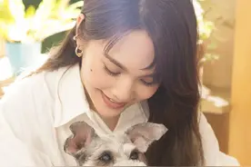 杨丞琳与宠物狗合照，披肩长发，穿白衬衣搭配牛仔裤，简约又清新图片