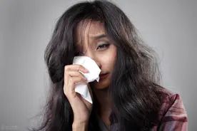 妻子不顾老公反对陪男闺蜜过生日，回来家没了，她哭着说：我怕了图片
