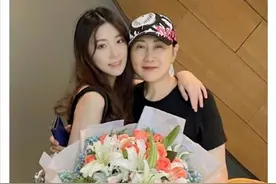 张凯丽为24岁女儿庆生，双眼皮比眼睛还宽引关注，张可盈颜值瞩目图片