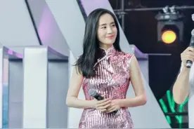 38岁王智身材绝了！穿旗袍裙罕见秀凹凸曲线，这腰连女生都羡慕图片