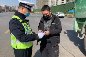 驾驶证和行驶证还敢放在车里？交警：吃一次亏，以后就不敢再放了图片