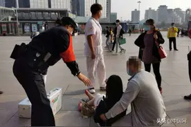 气性真大！情侣在北京西站吵架，女孩当场气晕图片