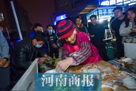 河南96岁“菜馍奶奶”走红，凌晨摊前被围水泄不通！有人只为蹭流量直播图片