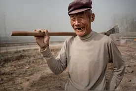 老农民辛苦一辈子，晚年就不能享享福图片