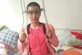26岁铁箍女承受钢钉刺骨之痛3年，“老夫”欠债累累仍咬牙坚守图片