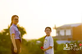 「六一特辑」微视频：送你一朵小红花图片