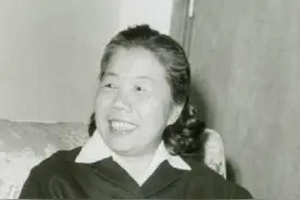 她22岁曾与周恩来假扮夫妻，72岁听闻总理离世，一度哭昏过去图片