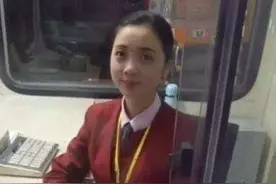 苏州男子中意高速女收费员，故意晚走一分钟，网友：被打一顿值了图片