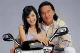杨幂早年和成龙拍广告照片曝光，在没有滤镜的年代，颜值一目了然图片