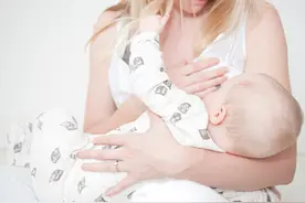 母乳喂养的宝宝出现这些情况，还能继续喂母乳吗？图片