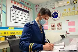 “90后”地铁“掌舵人”：留给乘客的是背影，带给乘客的是安全图片