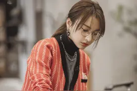 吴昕御姐范，低马尾配金丝眼镜，真的是年纪越大越漂亮图片