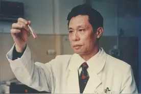 钟南山授勋，实至名归，除了霍英东，支持他的许家印也不能被忘记图片