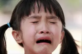 “妈妈别打了，我不买了”，7岁女孩跪地求饶：失控家长有多可怕图片