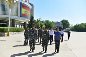 八一前夕，宁夏回族自治区主席走访慰问某训练基地图片