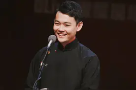 喊郭德纲“亲师大爷”，住250元租房，29岁爆红开茶馆，玉浩有才图片