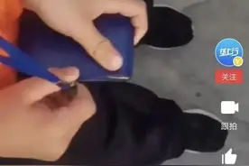 “再欺负我女儿试试”，爸爸在校门口将男孩摁倒威胁，众人齐点赞图片