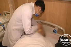 一个动作不慎 铁水溅入眼睛 男子险些要摘眼球图片