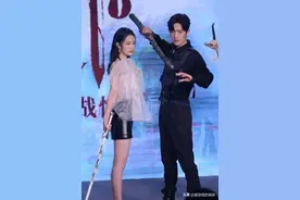 李沁和肖战同台，透视“花朵”衣太抢镜，眼神如同手中剑。图片