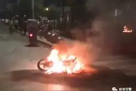 摩托车城区自燃 交警联合消防迅速处置图片