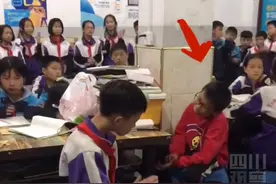 家境艰苦男孩被重点中学录取喜极而泣：妈妈去世爸爸重伤，每天还需照顾妹妹图片